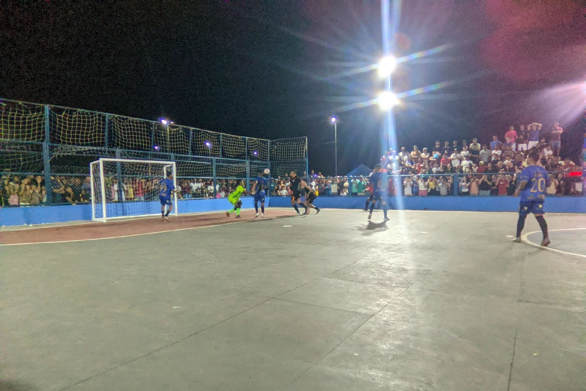 Imagem-de-um-lance-de-ataque-do-Tubares-Jogada-ofensiva-do-Tubarel-Futsal-Clube-durante-a-final-contra-o-Torres