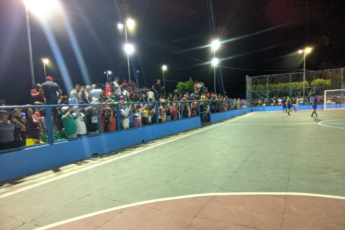Imagem-da-torcida-do-Tubarel-Torcida-do-Tubarel-reunida-no-lado-direito-da-quadra-apoiando-o-time-com-entusiasmo