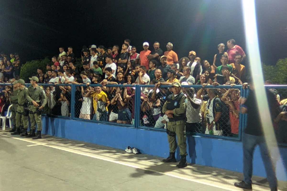 Imagem-da-torcida-do-Tubarel-Torcedores-do-Tubarel-aparecem-vibrando-nas-arquibancadas