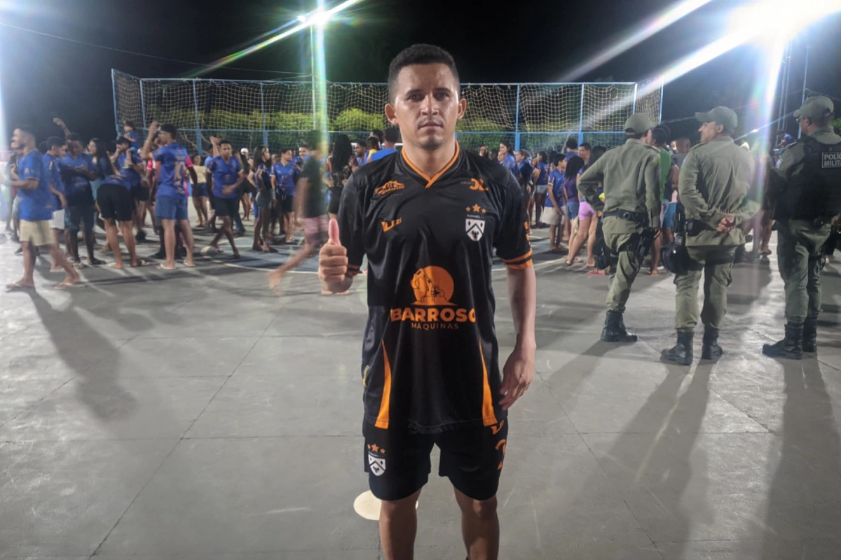 Imagem-do-jogador-Zezinho-Zezim-autor-de-dois-gols-pelo-Tubarel-em-destaque-durante-a-partida