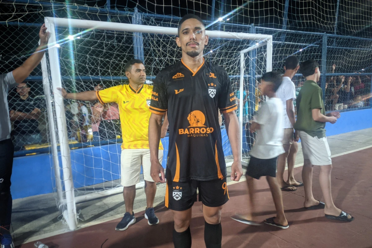Imagem-do-jogador-Mateus-Felipe-Mateus-Felipe-destaque-do-Tubarel-marcou-quatro-gols-na-partida-mas-não-conseguiu-evitar-a-derrota-da-equipe