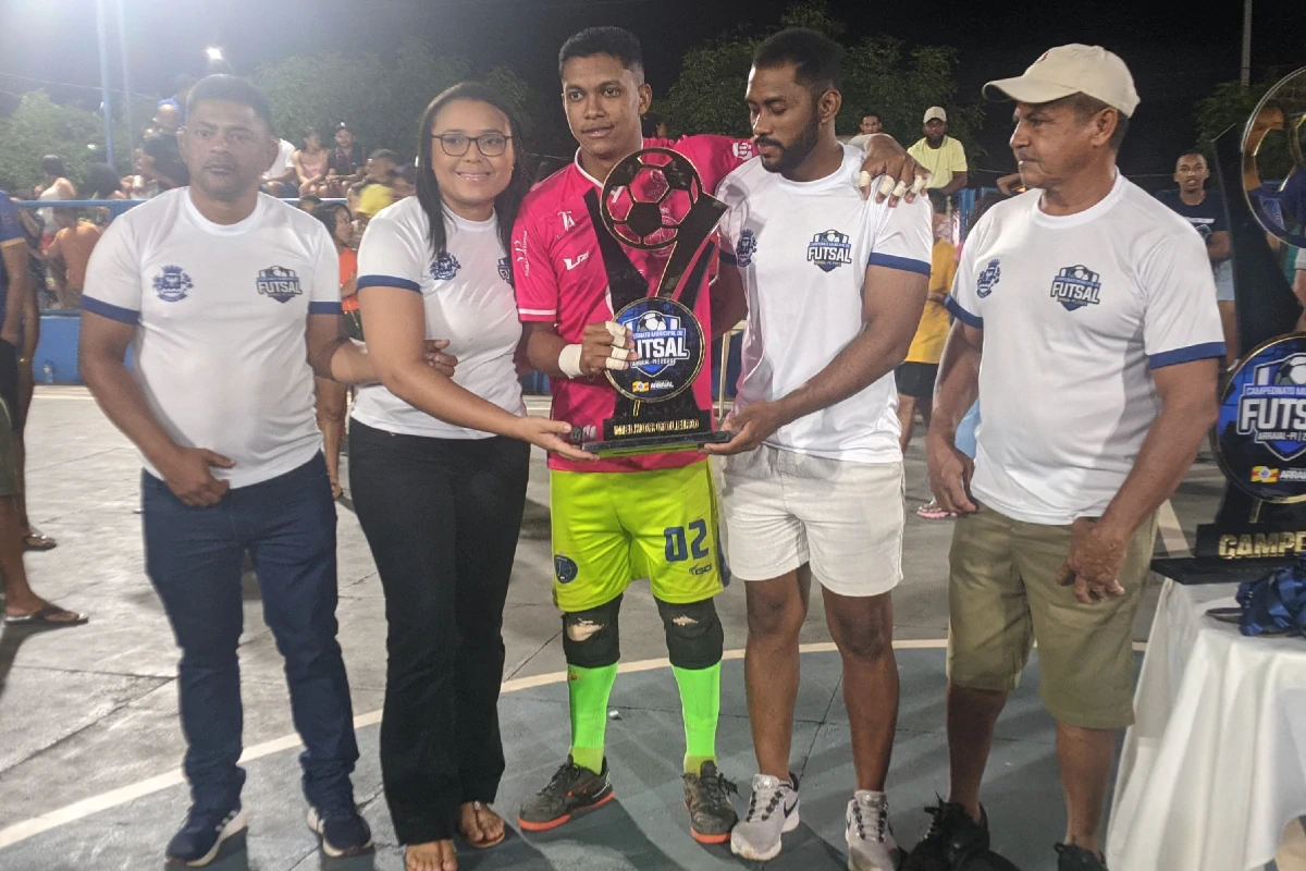 Imagem-da-entrega-do-troféu-Representantes-da-Secretaria-de-Esportes-de-Arraial-entregam-o-troféu-de-campeão-ao-goleiro-do-Torres-Futsal-Clube