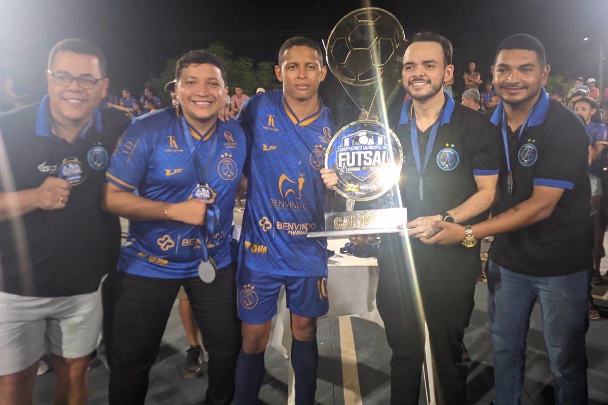 Imagem-de-Andrey-e-comissão-técnica-Andrey-presidente-do-Torres-ao-lado-da-comissão-técnica-recebe-o-troféu-de-campeão
