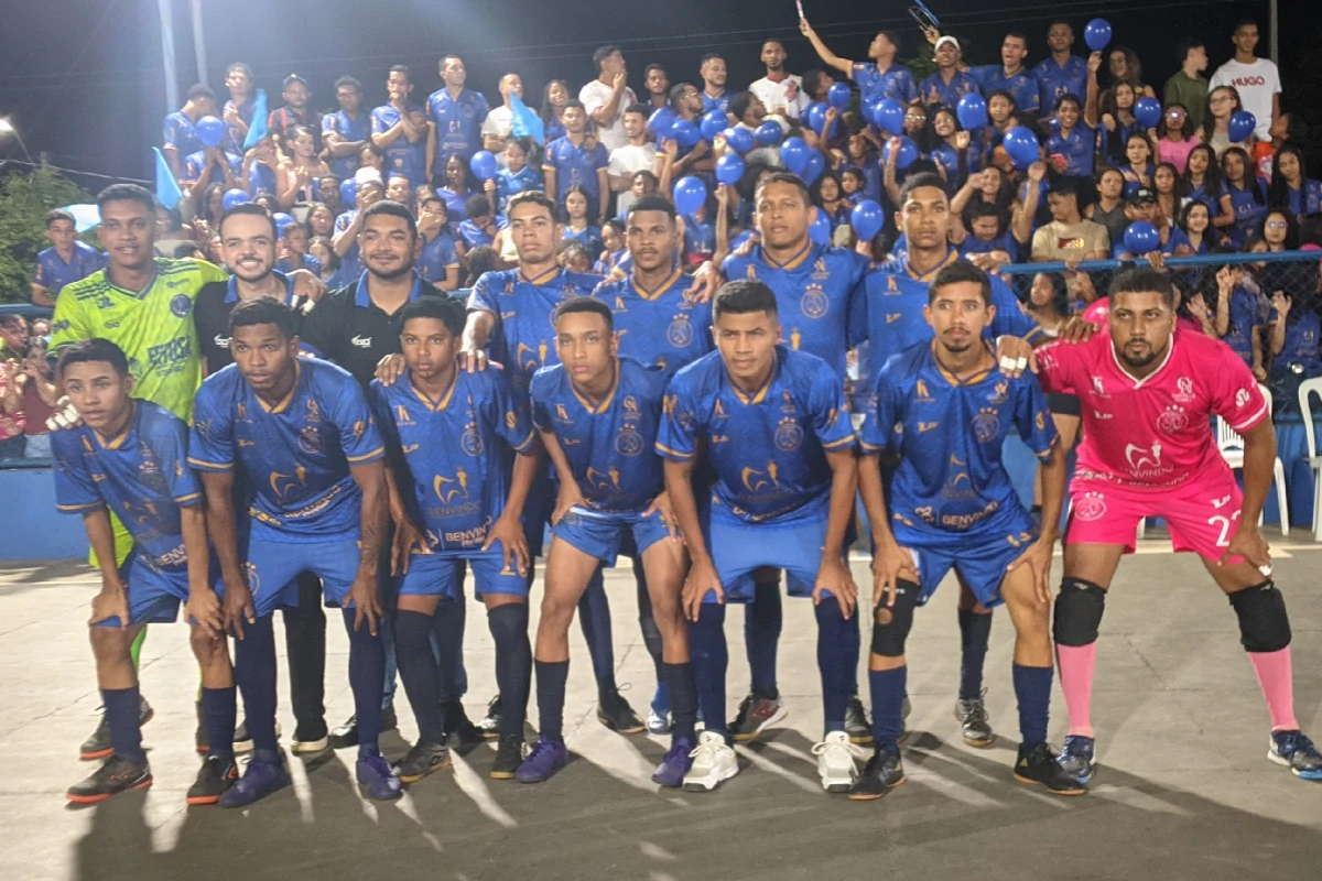 Imagem-do-time-do-Torres-Futsal-Clube-Elenco-completo-do-Torres-Futsal-Clube-reunido-após-a-vitória-histórica