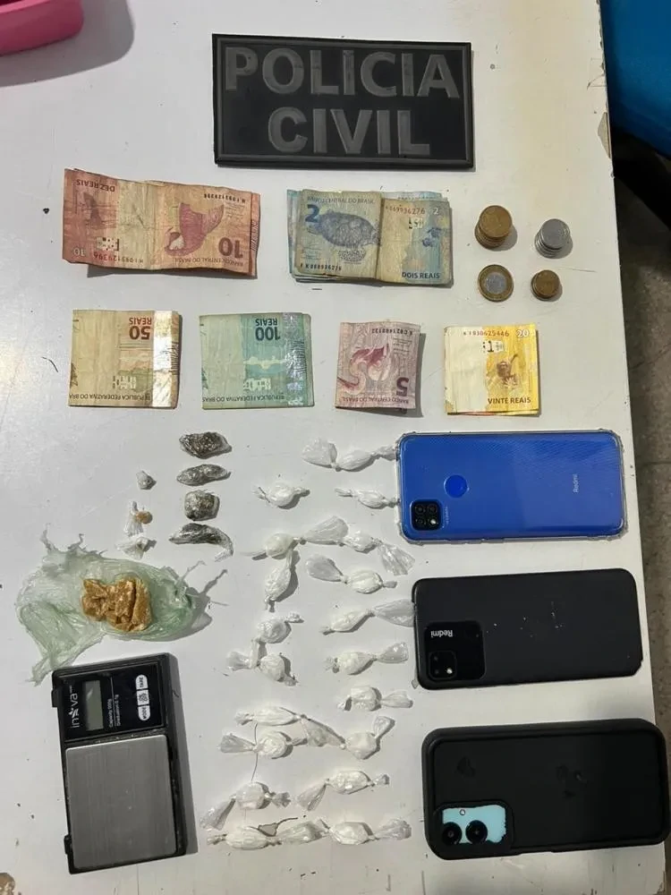 Na-imagem-drogas-dinheiro-e-celulares-aprendido-em-Amarante-em-operação-que-prendeu-uma-mulher-em-uma-boca-de-fumo