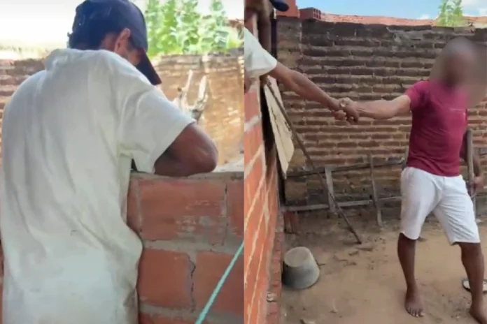 Flagrante-no-galinheiro-Dona-da-casa-segura-o-suspeito-pela-mão-ainda-dentro-do-galinheiro-enquanto-aguarda-a-chegada-da-Polícia-Militar-O-homem-havia-invadido-a-residência-armado-com-um-facão-para-furtar-galinhas-mas-foi-contido-pelo-proprietário-até-a-chegada-da-guarnição