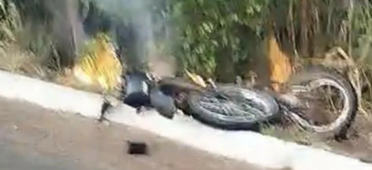 A-imagem-mostra-a-motocicleta-da-vítima-fatal-Gilmar-da-Silva-Araújo-pegando-fogo-após--ser-atingida-pela-carreta