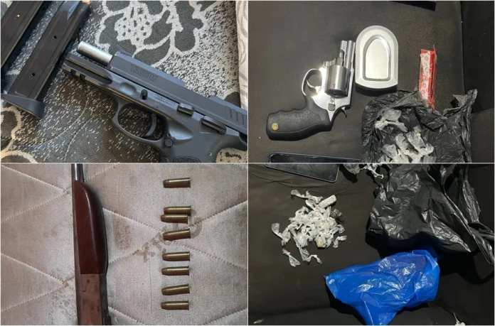 A-imagem-mostra-armamento-como-Pistolas-revolver-espingarda-e-munições-apreendidos-em-mais-uma-operação-Pacto-Pela-Ordem-em-Regenerarão-que-resultou-na-prisão-de-pelo-menos-quatro-homens-suspeitos-de-Tráfico-de-drogas