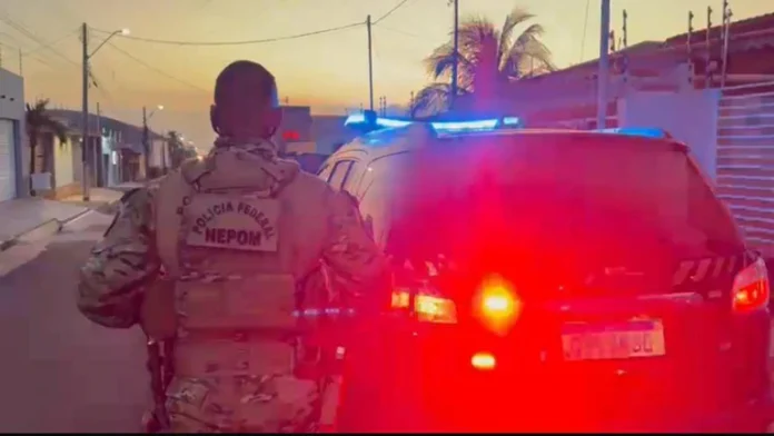 A-imagem-mostra-uma-viatura-e-um-agende-da-polícia-Federal-durante-Operação-Barões-do-Filão-que-investiga-uma-organização-criminosa-responsável-por-crimes-ambientais-lavagem-de-dinheiro-e-exploração-de-trabalhadores-em-condições-análogas-à-escravidão-nos-estados-(MT)-(PA)-(RO)-(PI)-e-resultou-na-prisão-de-um-homem-ligado-ao-garimpo-ilegal-na-cidade-de-Regeneração-Piauí