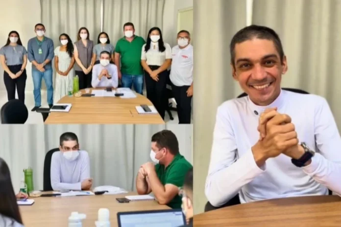 A-imagem-mostra-o-prefeito-Bruno-Neto-reunido-com-secretários-municipais-e-funcionários-administrativos-durante-seu-retorno-oficial-ao-gabinete-da-Prefeitura-de-Angical-do-Piauí