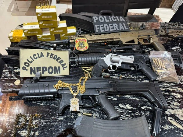 A-foto-mostra-armas-de-fogo-fuzil-submetralhadora-revólver-e-muita-munição-apreendidos-durante-Operação-Barões-do-Filão-contra-garimpo-ilegal-prendeu-morador-de-Regeneração-(PI)