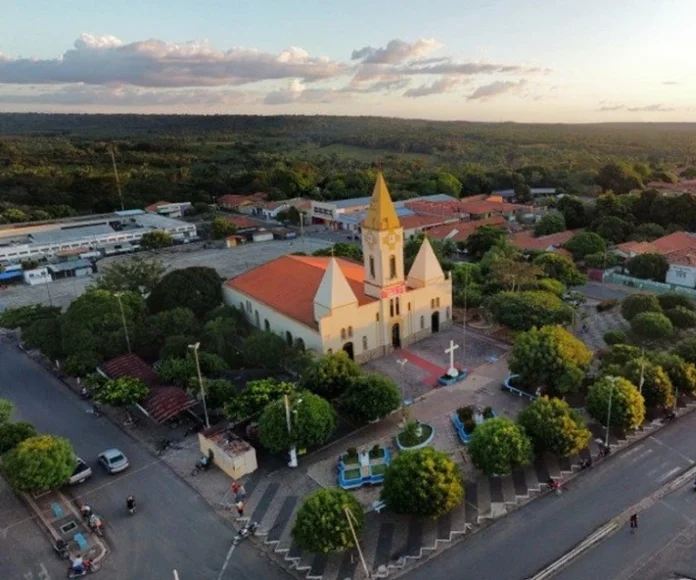 Imagem-panorâmica-do-centro-da-cidade-de-Regeneração-PI-com-destaque-para-a-Igreja-Matriz-de-São-Gonçalo