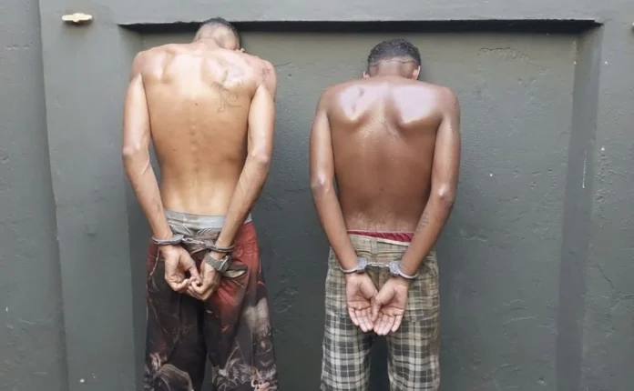 Dupla-de-Regeneração-é-presa-por-execução-de-ex-presidiário-conhecido-como-Tartaruga-do-Tráfico-em-São-Pedro-do-Piauí Na-foto-de-costas-para-câmera-a-dupla-de-Regeneração-presa-acusada-de-executar-o-ex-presidiário-conhecido-como-“Tartaruga-do-Tráfico” -em-São-Pedro-do-Piauí