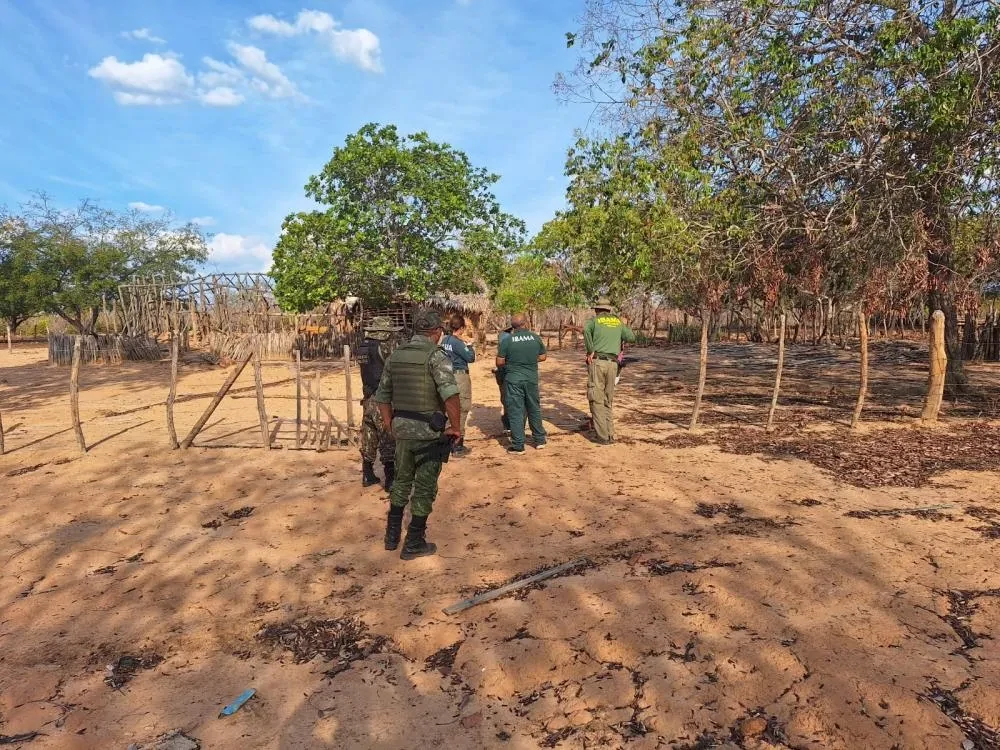 Foto-mostra-Policiais-ambientais-entrando-em-uma-propriedade