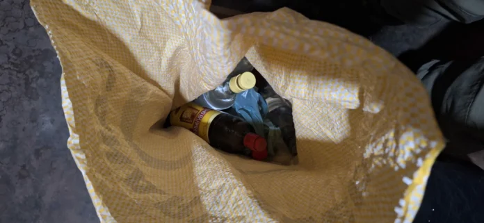 Ladrão-é-preso-em-flagrante-após-invadir-bar-pelo-telhado-em-Regeneração-PI Regeneração-Um-ladrão-foi-preso-após-furtar-bebidas-alcoólicas-dentro-de-um-bar-localizado-no-Centro-de-da-cidade-A-imagem-mostra-vários-litros-de-bebidas-dentro-de-sacos-que-seriam-levados-pelos-suspeitos.