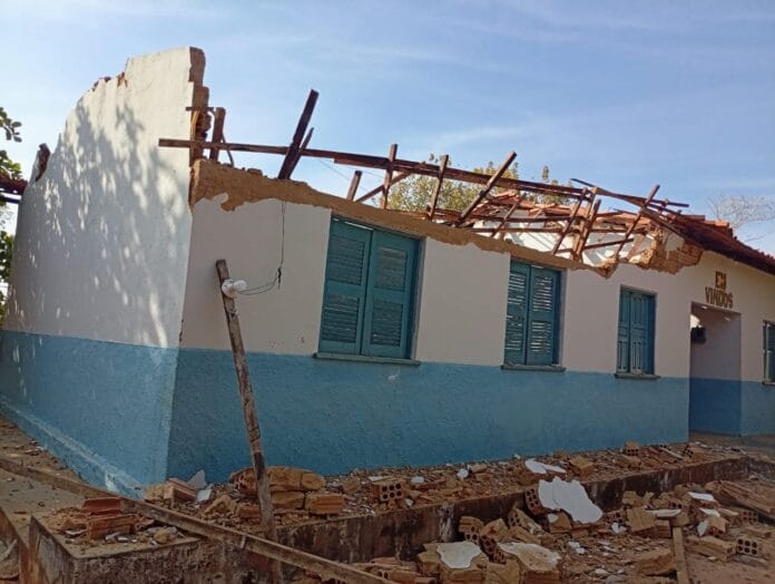 Na-imagem-Escola-Municipal-Quilombola-Arcângela-teto-de-escola-recém-reformada-desabou-e-tragédia-é-evitada-por-culto-inesperado