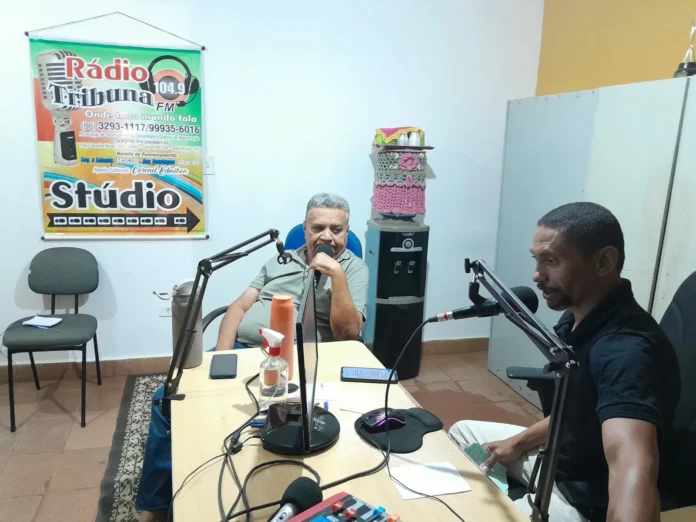 A-foto-mostra-o-prefeito-de-Regeneração-sendo-entrevistado-pela-primeira-vez-na-Rádio-Tribuna-pelo-radialista-Tarcísio-silva