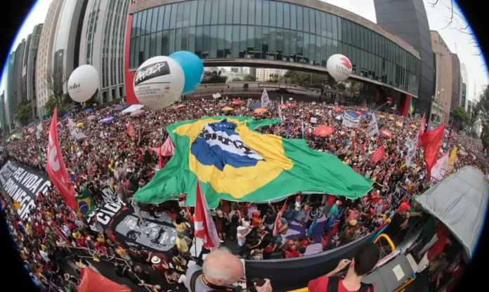 Multidões-nas-ruas-manifestações-contra-PEC-da-Blindagem-e-PL-da-Anistia-sacodem-o-Brasil-e-pressionam-Congresso A-imagem-mostra-42-mil-brasileiros-que-se-reuniram-na-Avenida-Paulista-para-dizer-não-à-PEC-da-Bandidagem-e-à-anistia
