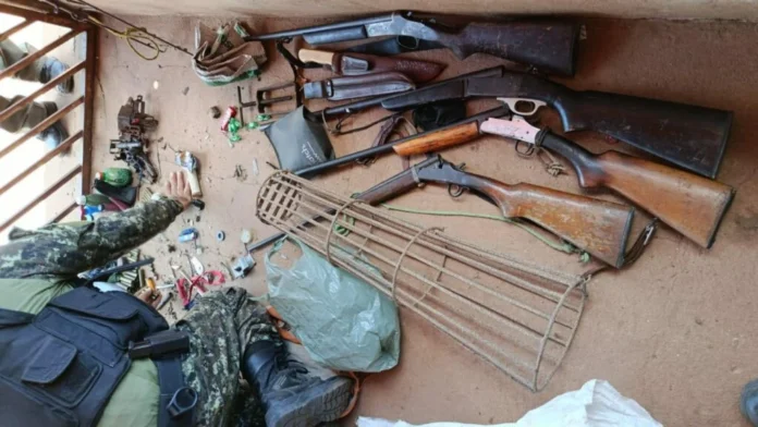 Rede-de-caça-ilegal-e-tráfico-de-fauna-é-desmantelada-em-Regeneração-e-outras-quatro-cidades-durante-operação-da-polícia-ambiental-no-Piauí Rede-de-caça-ilegal-e-tráfico-de-fauna-é-desmantelada-em-Regeneração-e-outras-quatro-cidades-durante-operação-da-polícia-ambiental-no-Piauí-a-foto-mostra-objetos-apreendidos-como-armas-artesanais-materiais-de-caça-munições-entre-outros-objetos