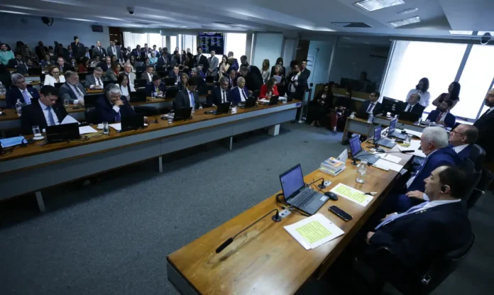A-imagem-mostra-senadores-na-Comissão-de-Constituição-e-Justiça-do-senado-durante-a-sessão-que-enterrou-a-PEC-da-Blindagem