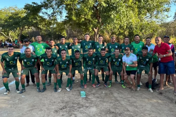 Na- imagem- todo- elenco- de- jogadores- e- comissão- técnica- do- Atlético- Mulatense- campeão- da- 11ª- Copa- do- Morro- de- Regeneração