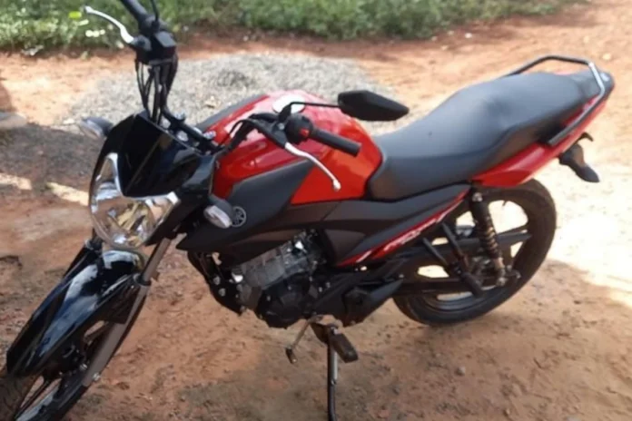 PM-captura-dupla-que-vinha-praticando-roubos-de-motos-em-Regeneração Na-imagem-moto-Yamaha-YBR150-vermelha-tomada-de-assalto-por-dois-indivíduos-na-comunidade-Lagoa-do-Barro-a-foi-captura-e-a-vítima-teve-sua-moto