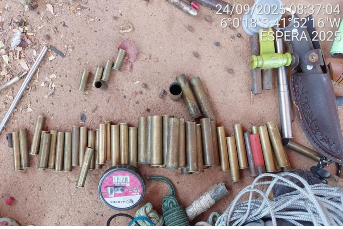 A-foto-mostra-cartuchos-facas- e outros-objetos-apreendidos-durante-a-operação