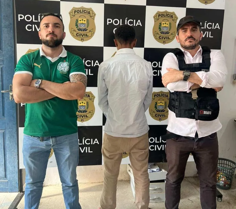 Na-imagem-de-costa-para-câmera-o-assassino-de-Gregório-Rocha-da-Silva-ao-lado-do-delegando-de-Amarante-Saul-Laurentino-e-do-agente-Rafael