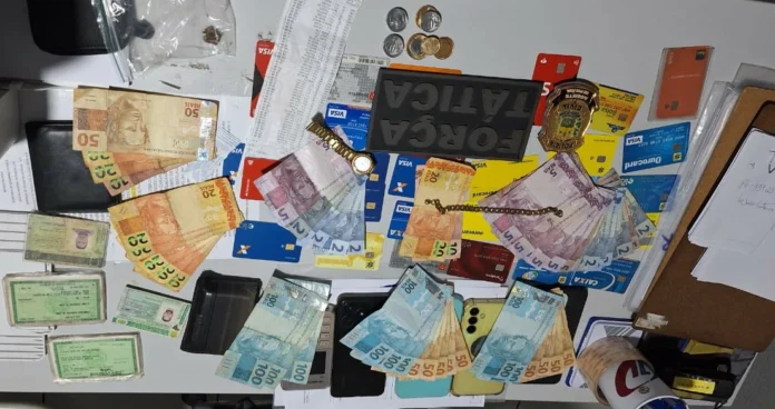 Quadrilha-de-roubo-a-bancos-com-atuação-nacional-é-presa-em-Regeneração-ao-tentar-roubar-Banco-do-Brasil A-imagem-mostra-materiais-apreendidos-com-quadrilha-especializada-em-fraudes-a-bancos-o-grupo-foi-preso-pela-PM-ao-sair-da-agência-do-Brasil-de-Regeneração-com-eles-foram-apreendidos-cartões-bancários-de-diferentes-instituições-máquina-de-cartão-de-crédito-aparelhos-celulares-senhas-e-dados-bancários-entre-outros-objetos