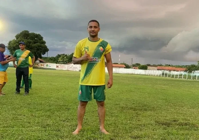 Aos-36-anos-Didi-ex-atacante-da-seleção-de-Angical-morre-de-infarto-após-marcar-gol-e-passar-mal-em-campo-durante-partida-do-Campeonato-Angicalense Luto-no-futebol-a-imagem-mostra-Fernando-Gomes-da-Silva-o-Didi-ele-morreu-após-sofrer-um-infarto-dentro-de-campo-durante-jogo-do-campeonato-angicalense-no-Estádio-Poeirão