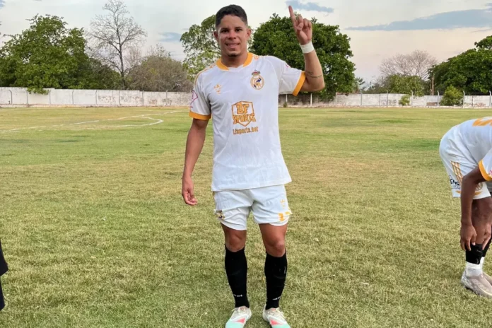 A-imagem-mostra-o-goleador-Icássio-Piauí-ele-arrebentou-na-abertura-do-Campeonato-Regenerense-de-futebol-2025-marcou-5-gols-do-8-x-0-na-vitória-do-Real-Madrid-em-cima-do-Manchester-City