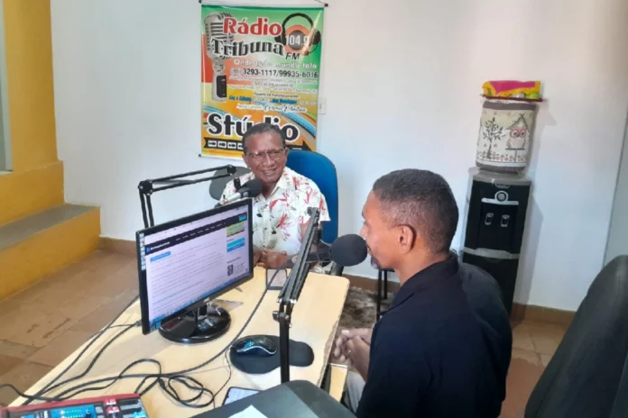 Durante-entrevista-nos-estádios-da-Rádio-Tribuna-de-Regeneração-a-imagem-mostra-o-Vereador-Ciríaco-Araújo-sendo-entrevistado-pelo-Radialista-Tarcísio-Silva