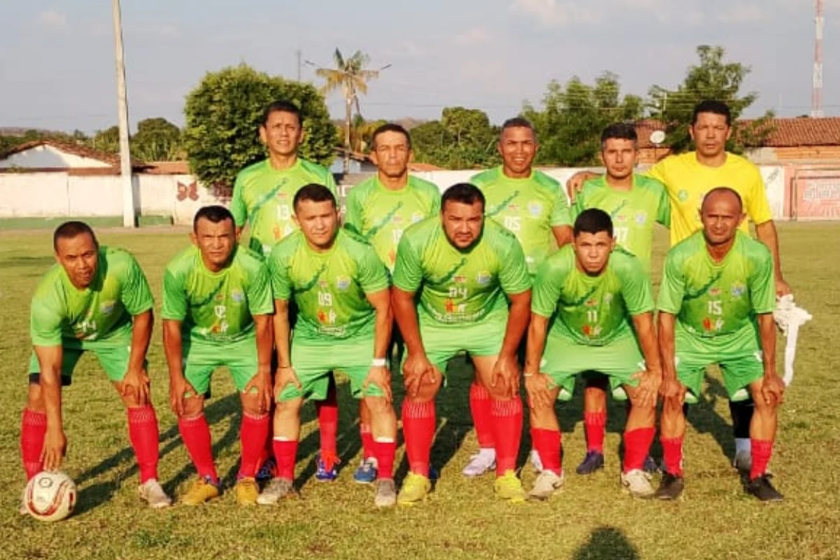 Na-foto-elenco-titular-da-Seleção-de-Quarentões-de-São-Gonçalo-do-Piauí