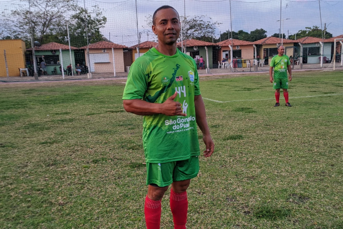 Na-imagem-mostra-o-atacante-Joelson-autor-do-gol-da-vitória-por-1-X-0-da-Seleção-de-Quarentões-de-São-Gonçalo-em-cima-de-Regeneração