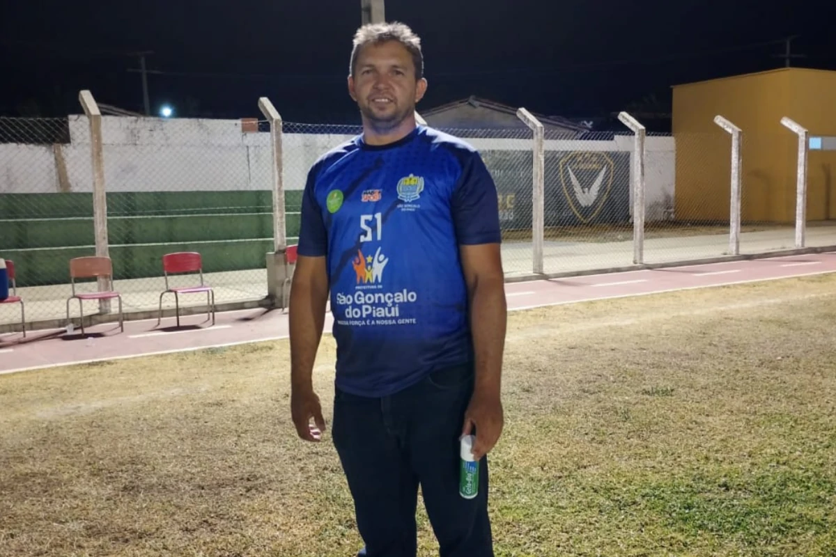 A-imagem-mostra-o-treinador-Seleção-de-Quarentões-de-São-Gonçalo-do-Piauí-Cristiano