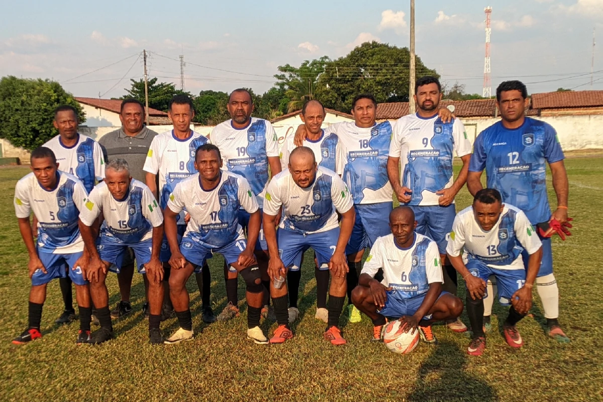 Na-foto-Seleção-de-Quarentões-de-Regeneração-time-perdeu-por-1-X-0-deu-adeus-a-14ª-Copa-AMPAR-dos-Quarentões-do-Médio-Parnaíba