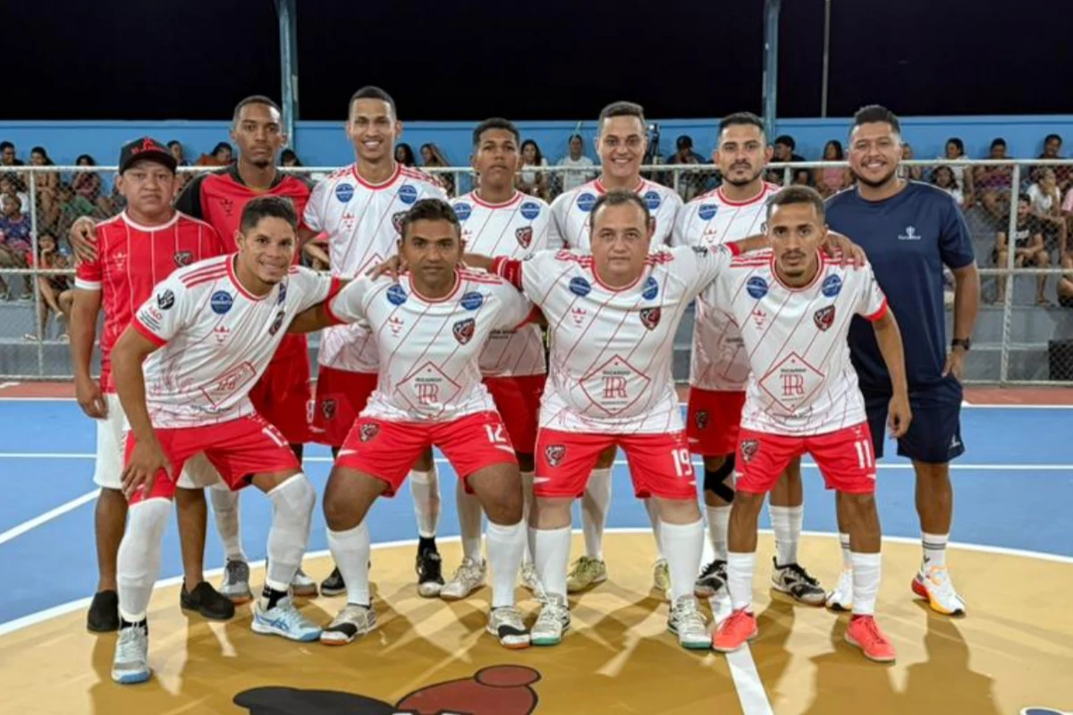 Na-imagem-time-do-Mil-Grau-pousando-para-foto-oficial-do-jogo-de-estreia-do-Regenerense-de-Futsal-no-Ginásio-Gonçalo-Nunes