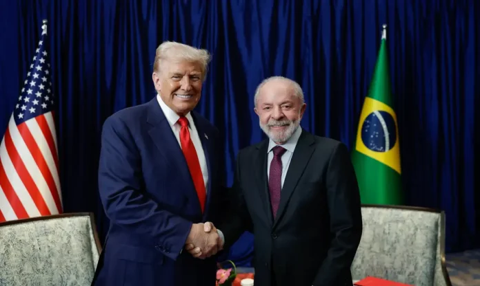 A-imagem-mostra-os-presidentes-Lula-e-Donald-Trump-apertando-as-mãos-durante-o-encontro-na-Malásia-que-abriu-caminho-para-a-reaproximação-entre-os-dois-países-e-para-o-fim-das-sanções