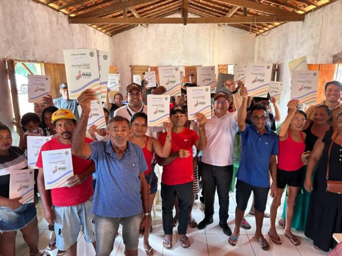 Após-40-anos-a-imagem-mostra-trabalhadores-rurais-da-comunidade-Jenipapo-zona-rural-de-Regeneração-levantando-seus-títulos-de-posse-da-terra-concedidos-pelo-Governo-do-Estado