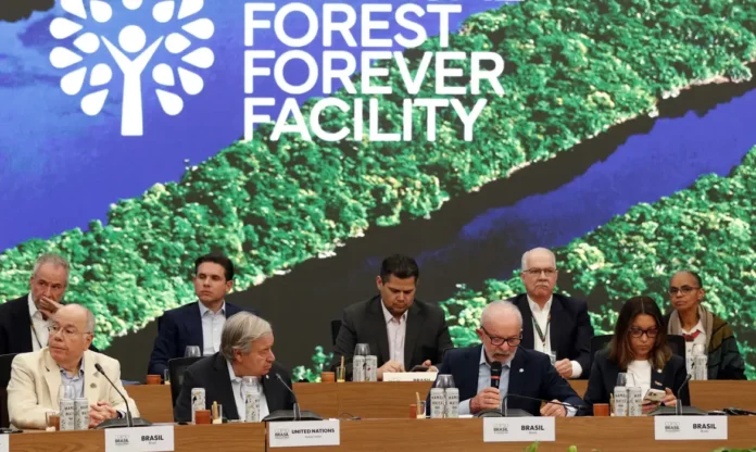 COP30-começa-com-apelo-global-por-ação-climática-e-fundo-bilionário-para-florestas-tropicais Na-imagem-o-presidente-do-Brasil-Luiz-Inácio-Lula-da-Silva-discursando-na-cúpula-dos-líderes-50-chefes-de-Estado-e-representantes-de-143-delegações-estão-na-COP30-em-Belém