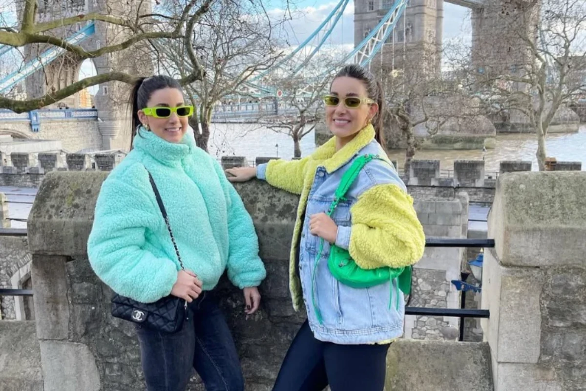 Irmãs-ostentando-luxo-As-irmãs-Thamyres-e-Thayres-Leite-Moura-aparecem-em-foto-publicada-nas-redes-sociais-ostentando-vida-de-luxo-com-viagens-frequentes-e-bens-de-alto-padrão-ambas-são-investigadas-na-Operação-Carbono-Oculto-86-por-suspeita-de-envolvimento-com-lavagem-de-dinheiro-ligada-ao-PCC