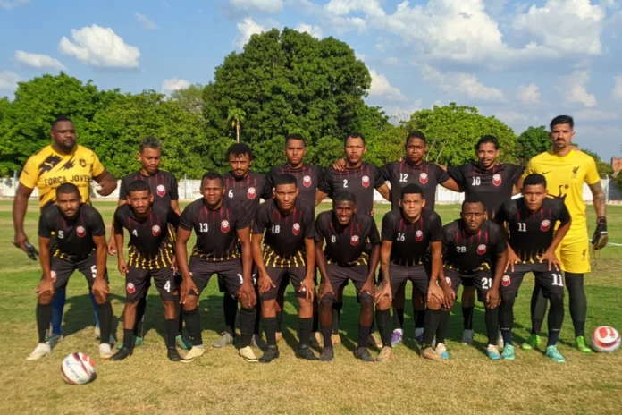 Mata-vence-Jacaré-em-jogo-dramático-e-garante-vaga-nas-semifinais-do-Regenerense-2025-com-show-de-Paquetá Na-imagem-o-elenco-de-jogadores-e-a-comissão-técnica-da-equipe-da-Mata-que-venceu-o-Jacaré-por-4-a-3-nas-quartas-de-final-do-Campeonato-Regenerense-2025-no-Estádio-Alfredo-Nunes